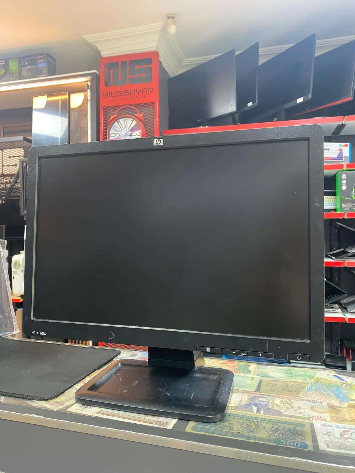HP LE1901w